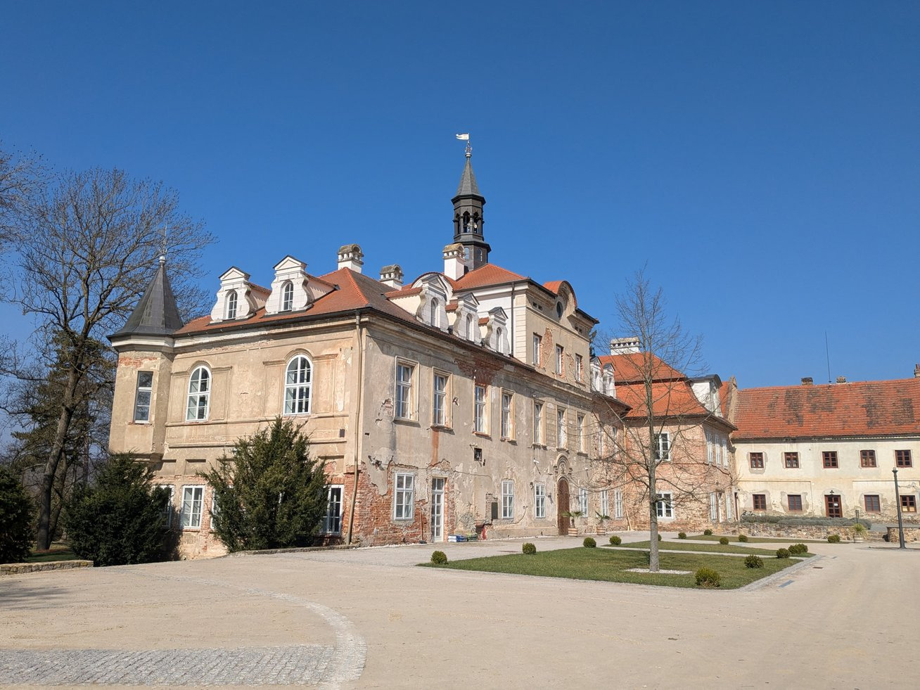 Svinaře, Halouny a Černolice