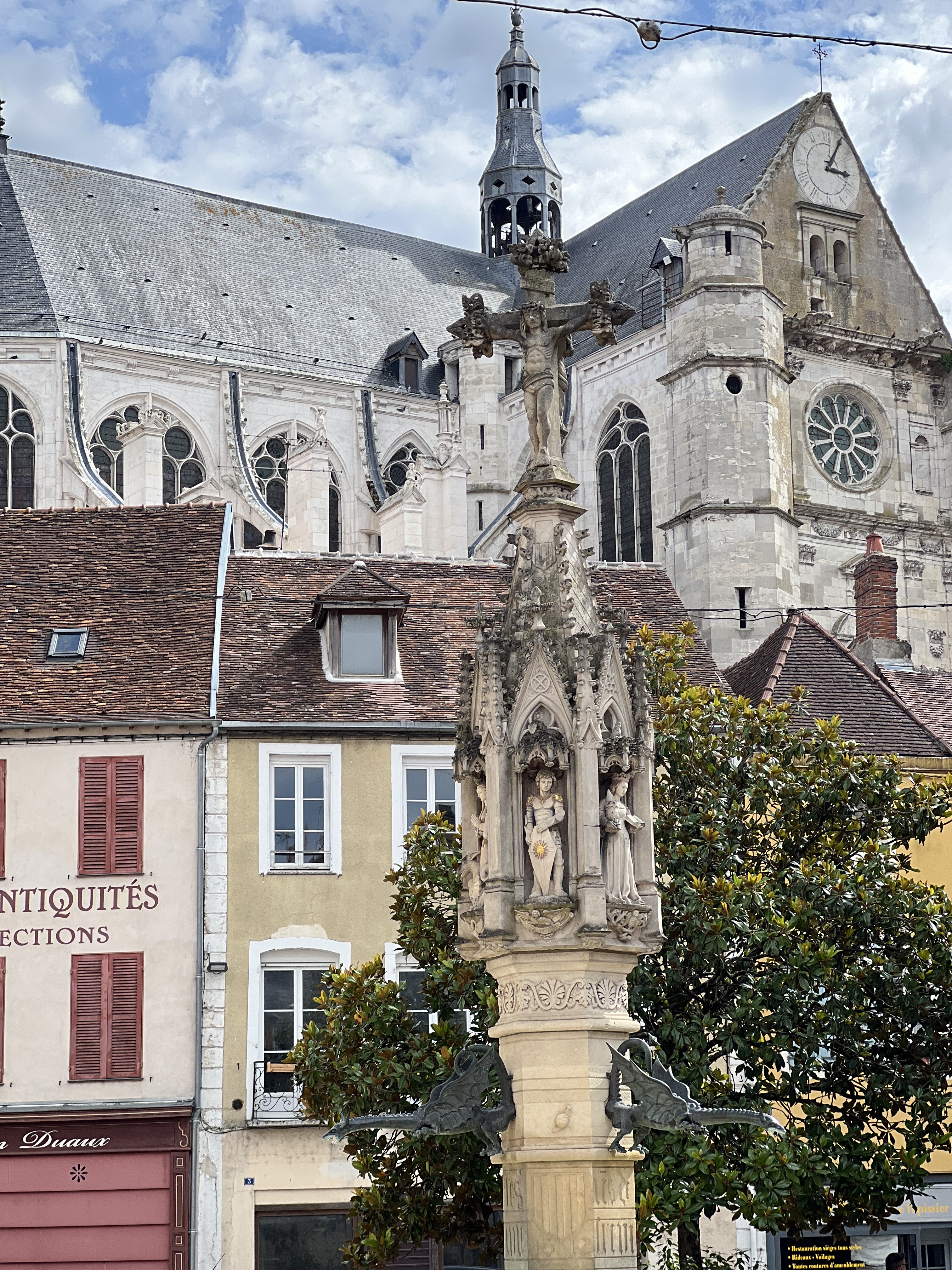 Rue du Clos Muscadet, Joigny à Place du Souvenir, Saint-Florentin