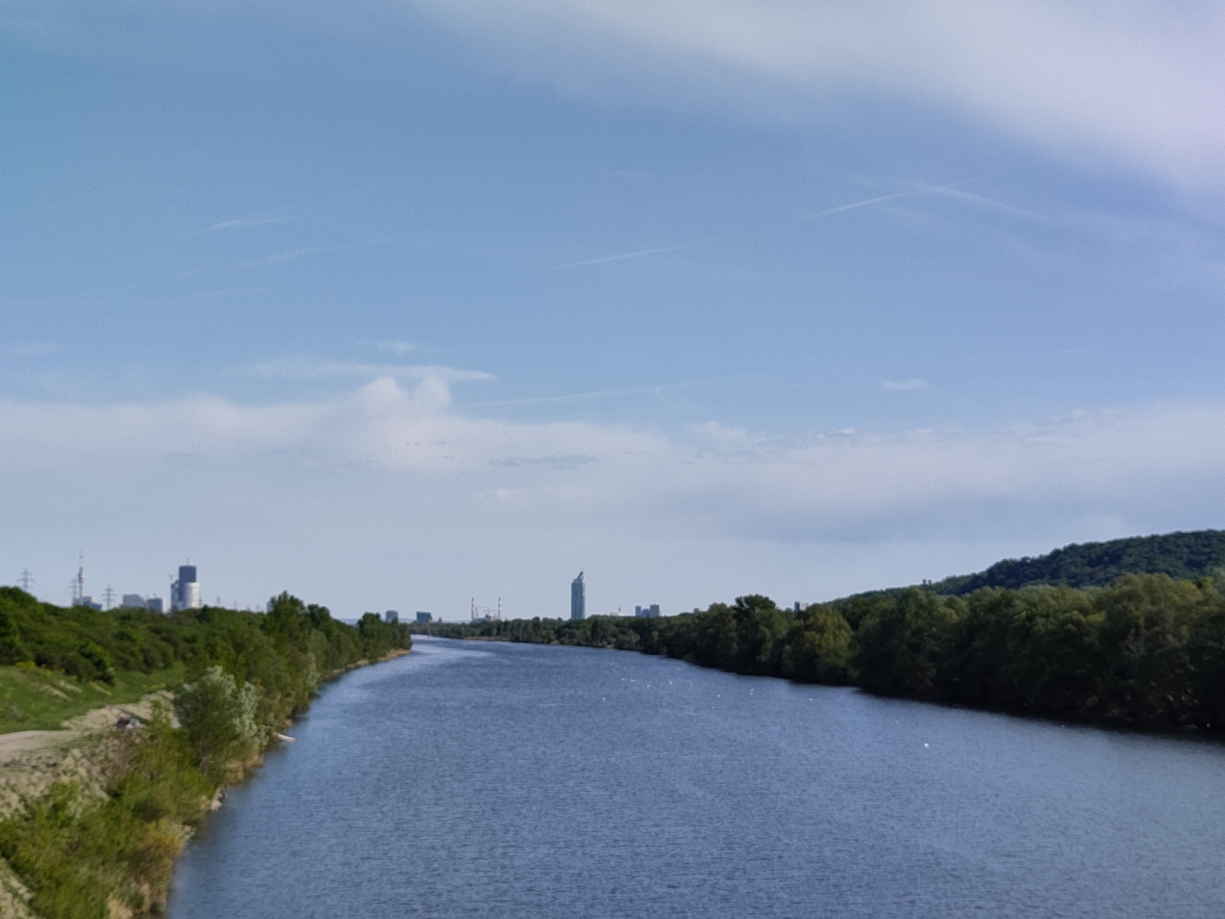 Stockerau - Wien. Der Au-graveler am Wasser.