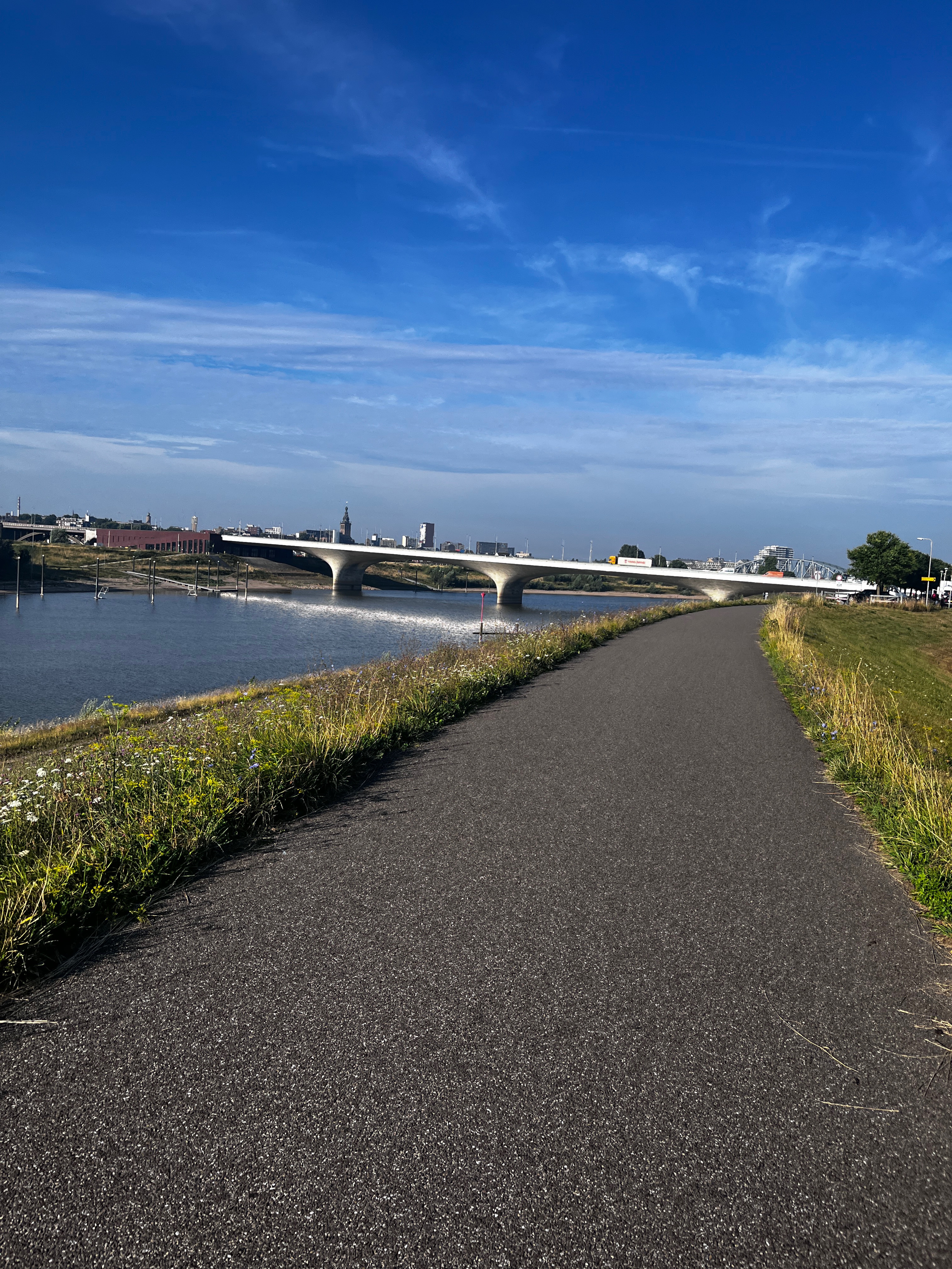 über die Deiche von Waal und Maas