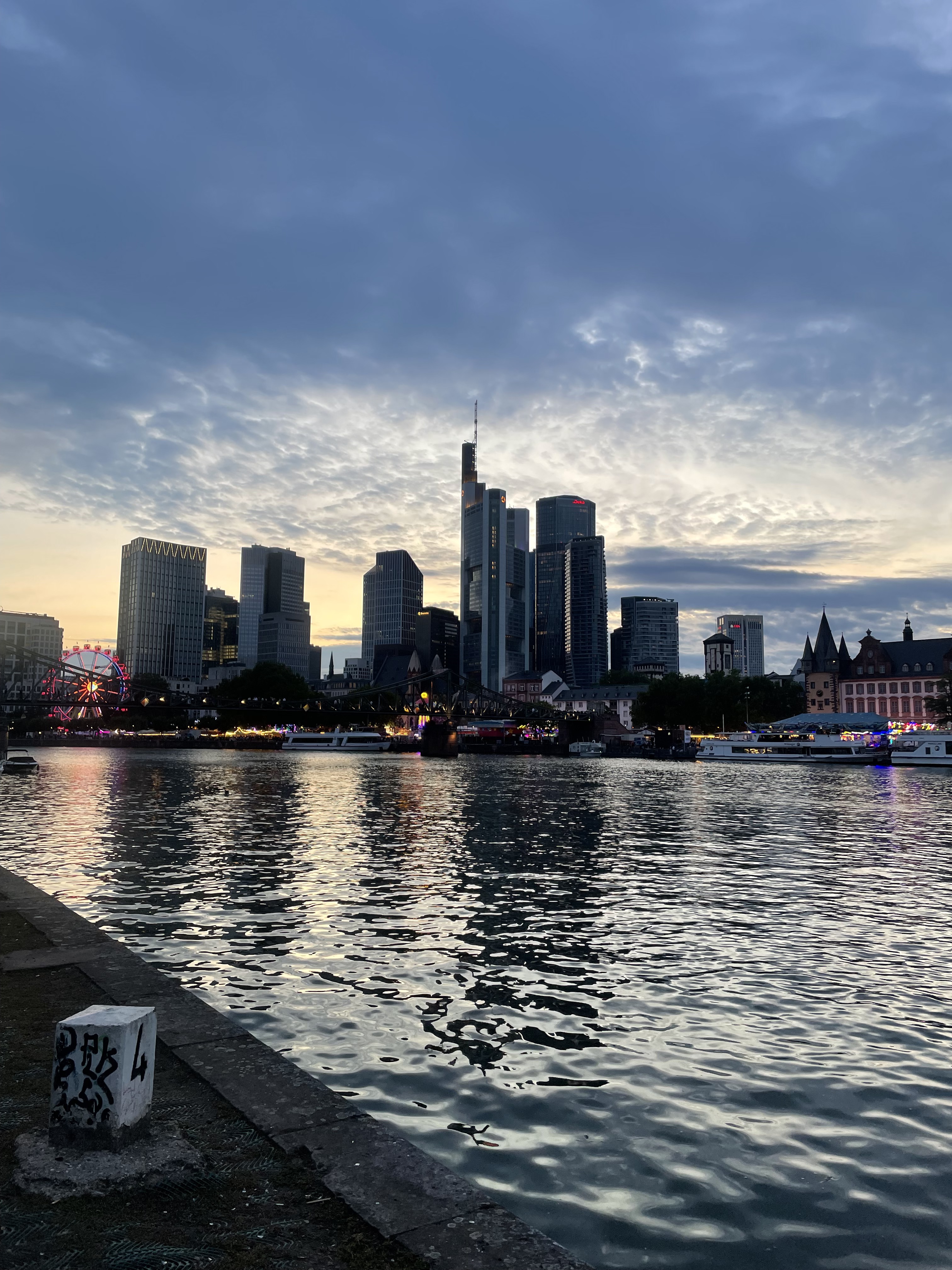 Nieder Gasse, Offenbach am Main nach Lyoner Straße, Frankfurt am Main