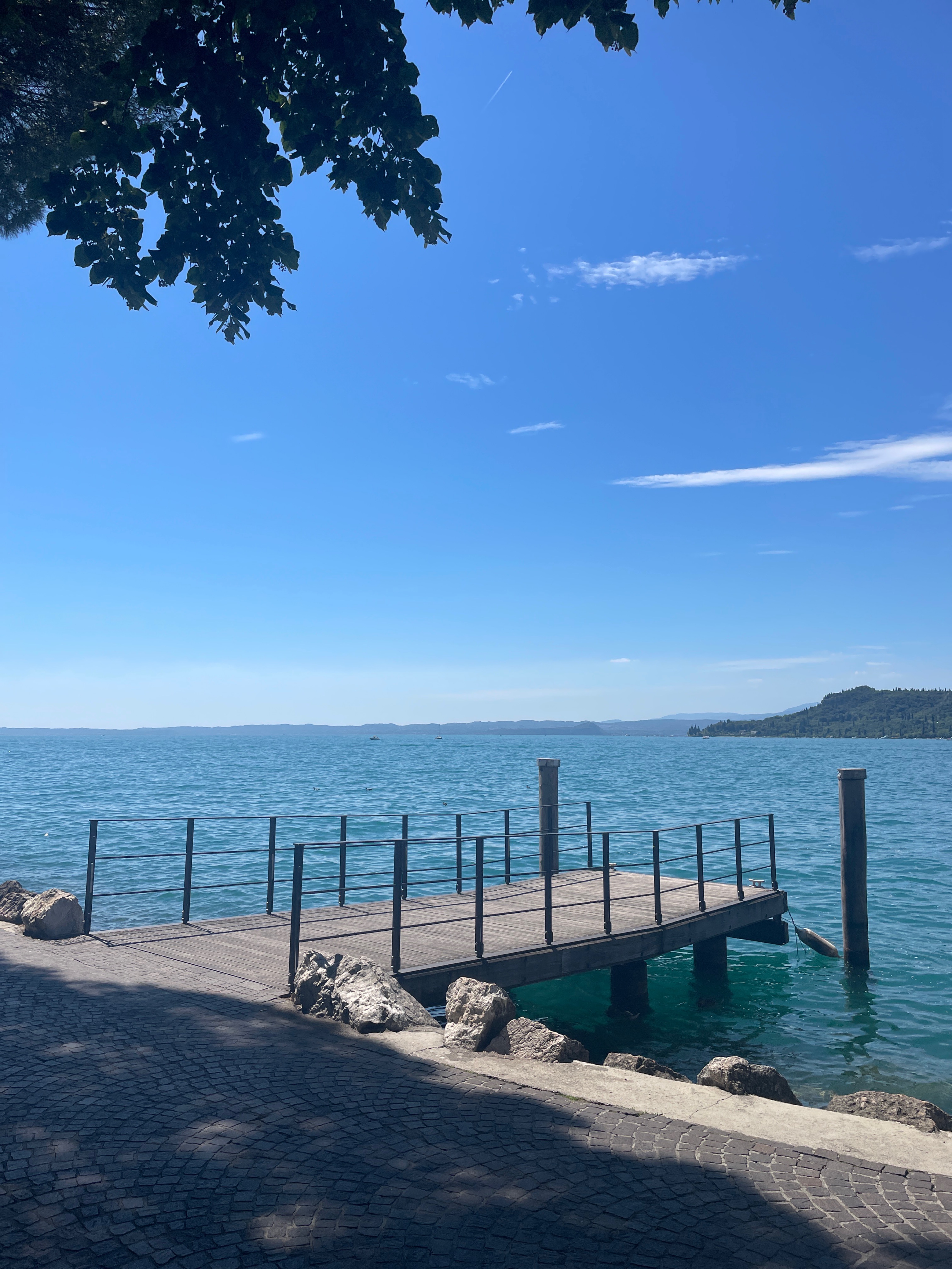 lungo lago da Garda a la punta