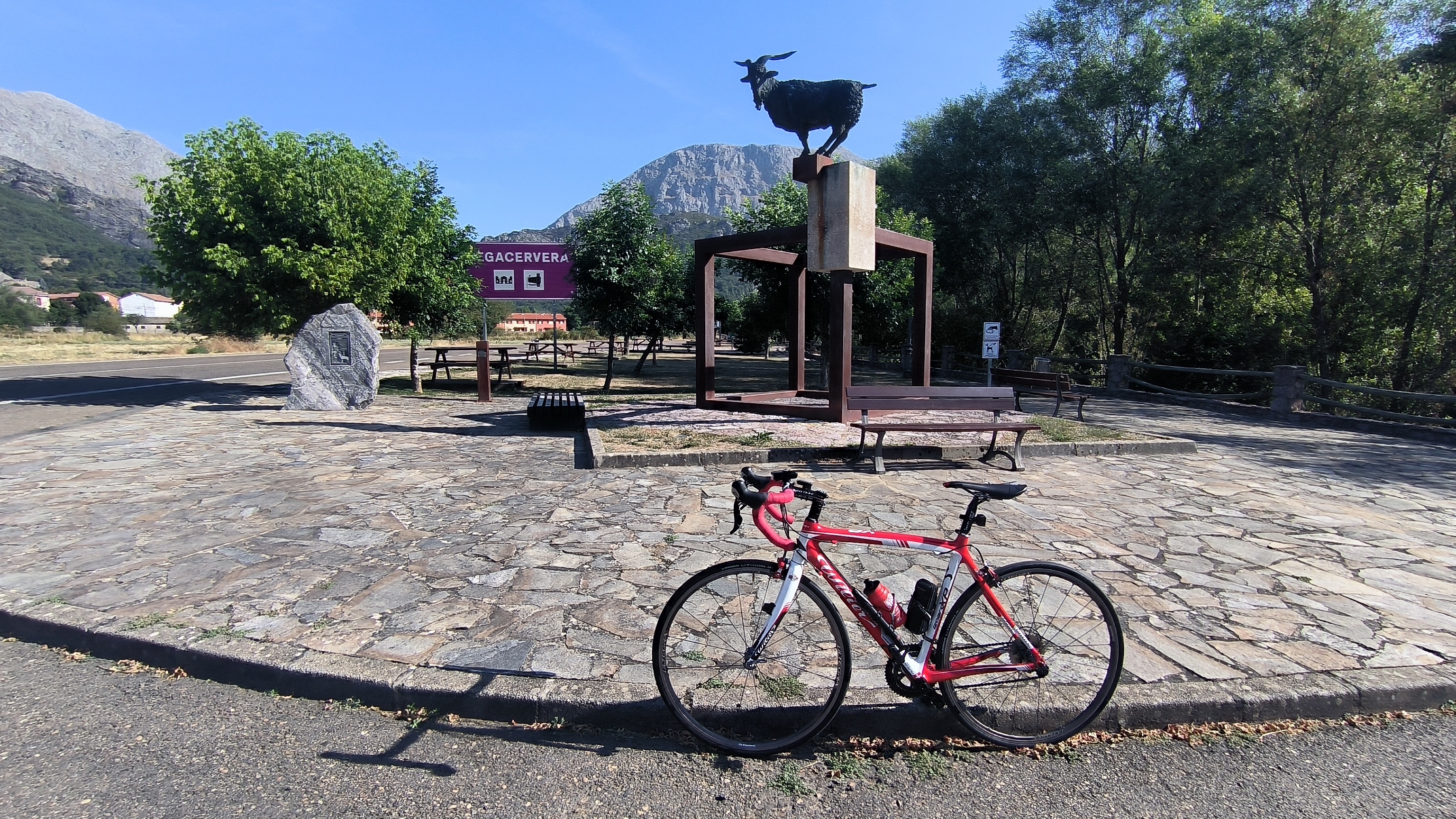 88 km. León, Garrafe, Felmín, Matallana, El Fenar, La Robla, Lorenzana, León.