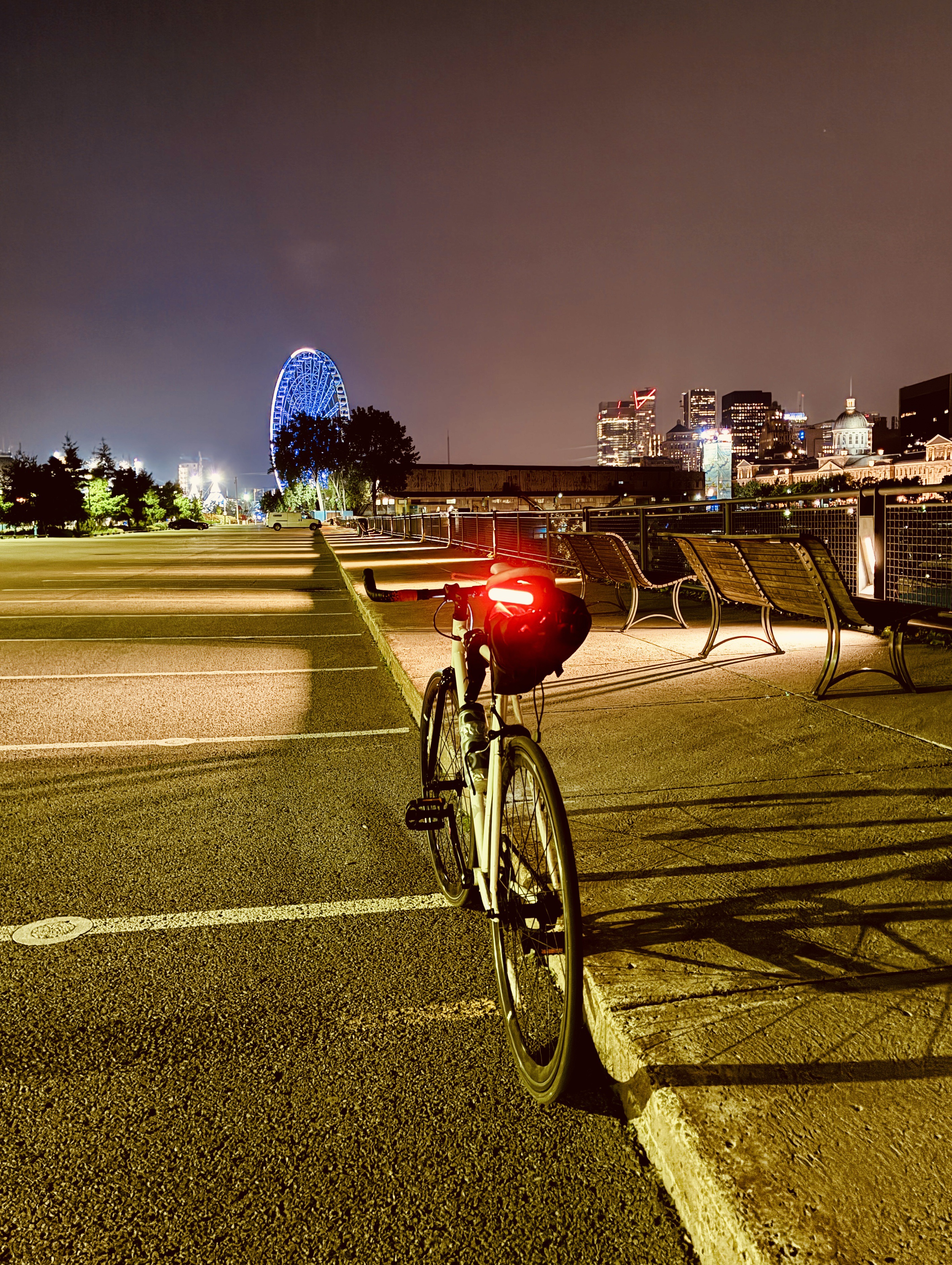 Photo 7 of the Bikemap route "Avenue Du Parc, Montréal to Rue Hutchison, Montréal"