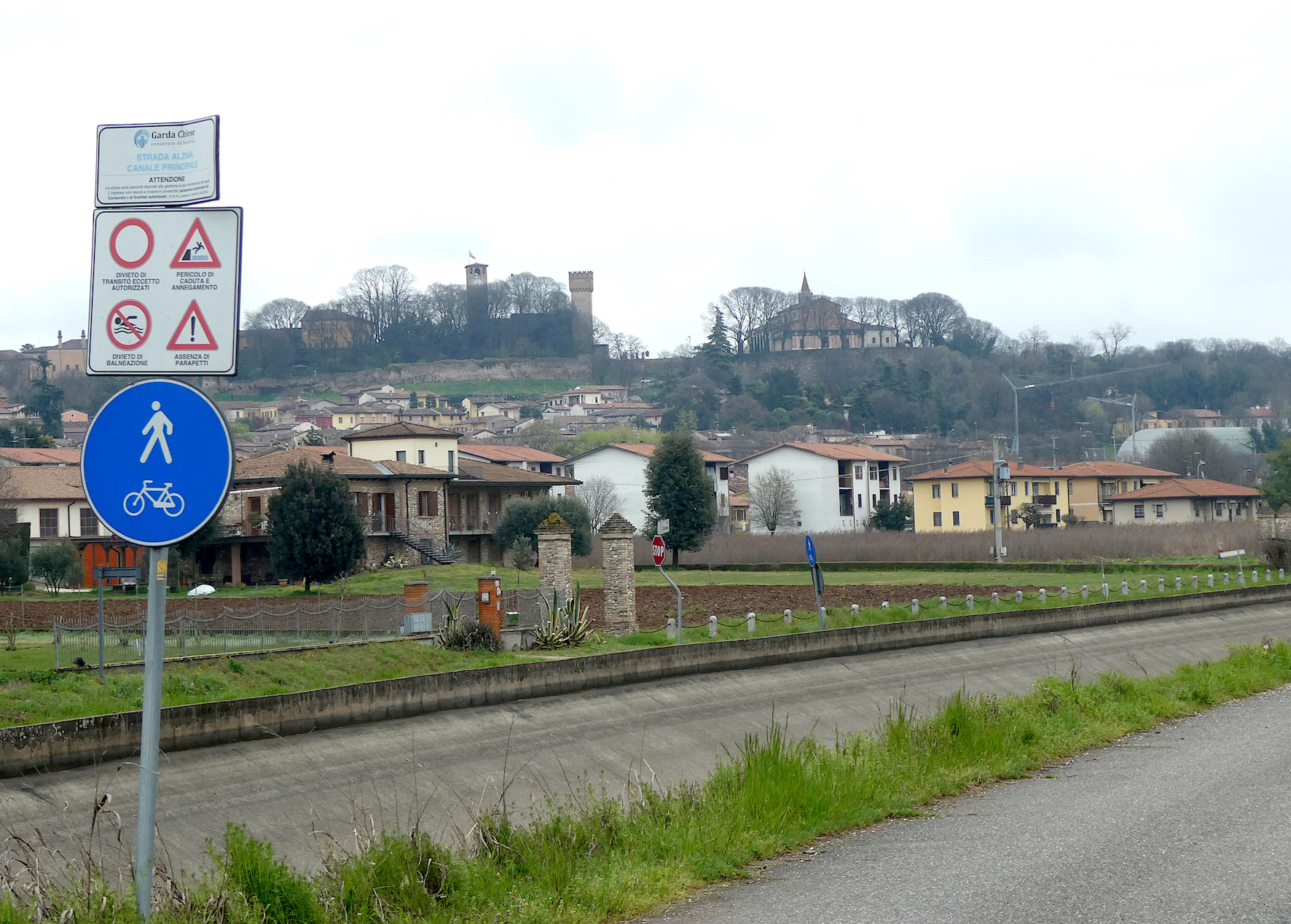 Hebe Bild 4 entlang der Bikemap-Route "Anello Mincio Goito Volta Guidizzolo Pozzolo" hervor
